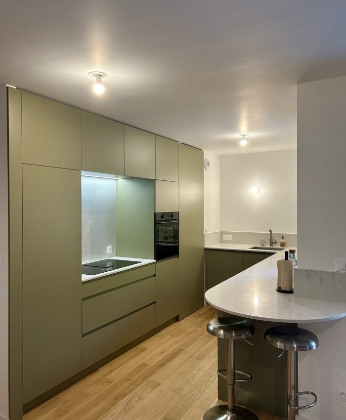Cuisine Vert Olive et Quartz Carrara